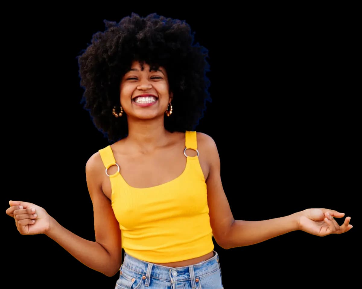 Membre de l'association Culture Afro lors d'un atelier capillaire