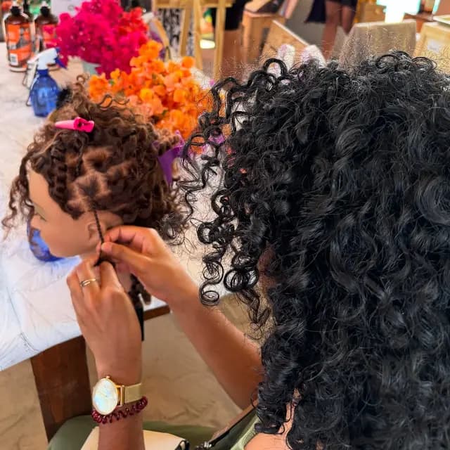 Atelier de loisirs créatifs avec fabrication de bijoux et accessoires afro